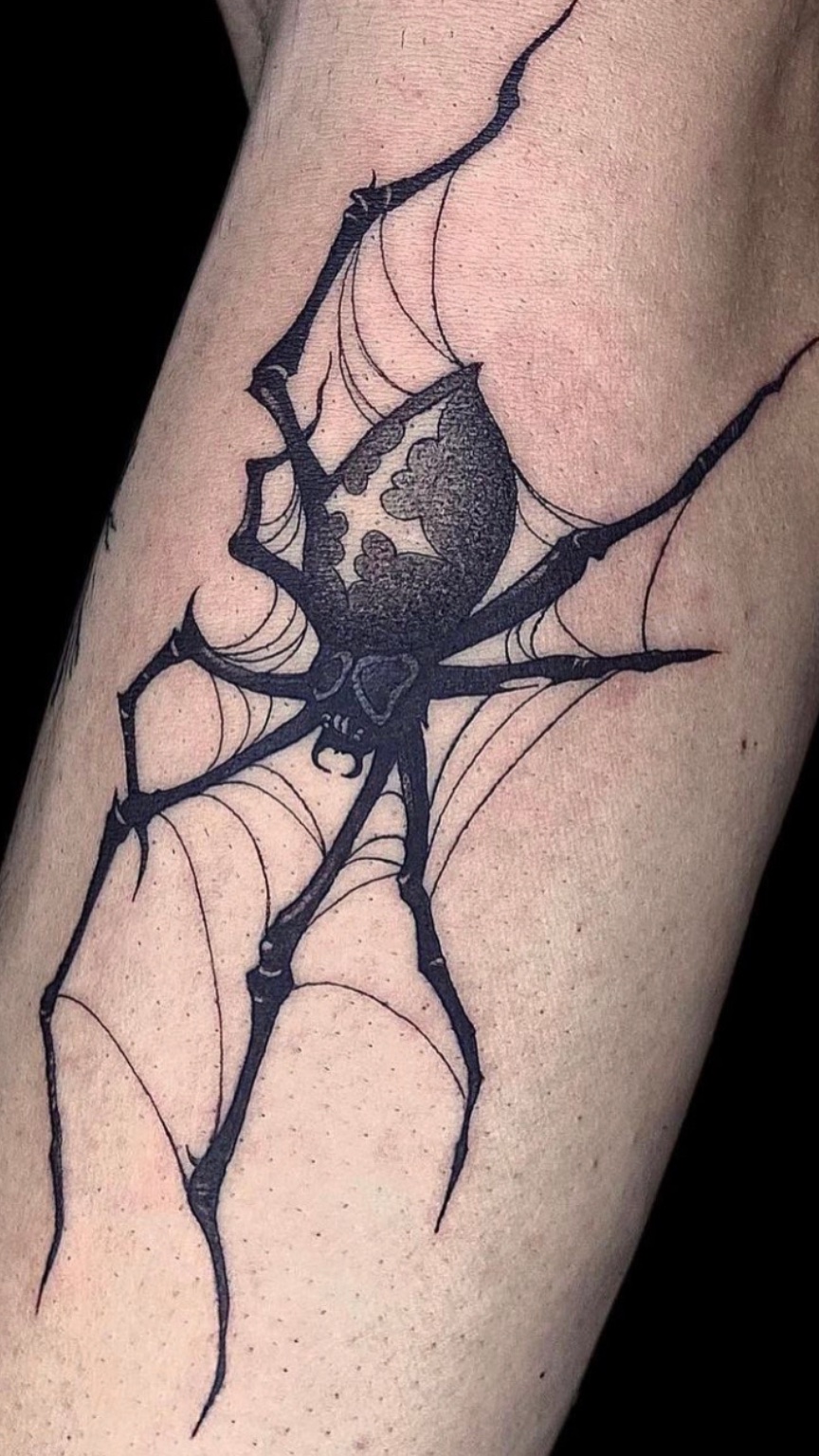 Blackwork chest and sleeve tattoo by Caos Art Tattoo Santiago