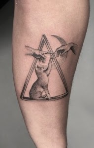 Gato triángulo microrealismo — CAOS Art Tattoo