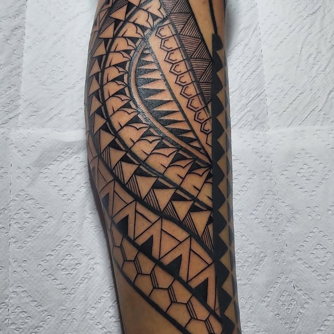 Mandala dotwork antebrazo — CAOS Art Tattoo