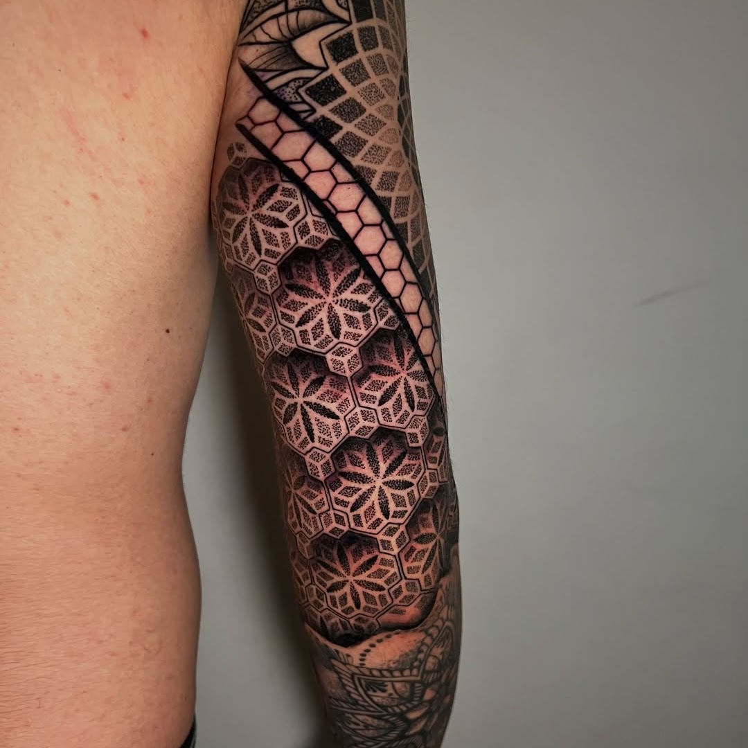 Ricardo — Geométrico abstracto, CAOS Art Tattoo Santiago