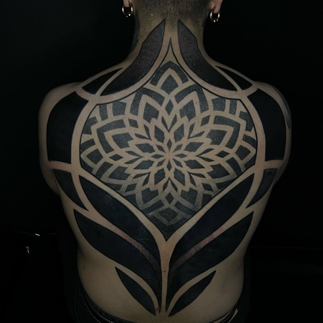 Tatuaje espalda geométrico ornamental Santiago — Caos Art Tattoo
