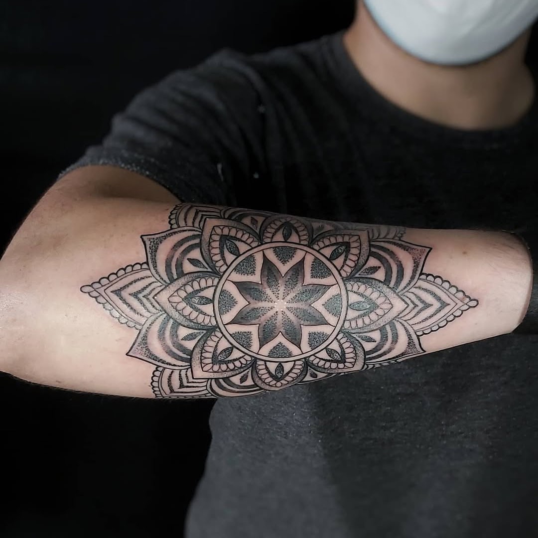Ricardo — Geometric detail, CAOS Art Tattoo Santiago