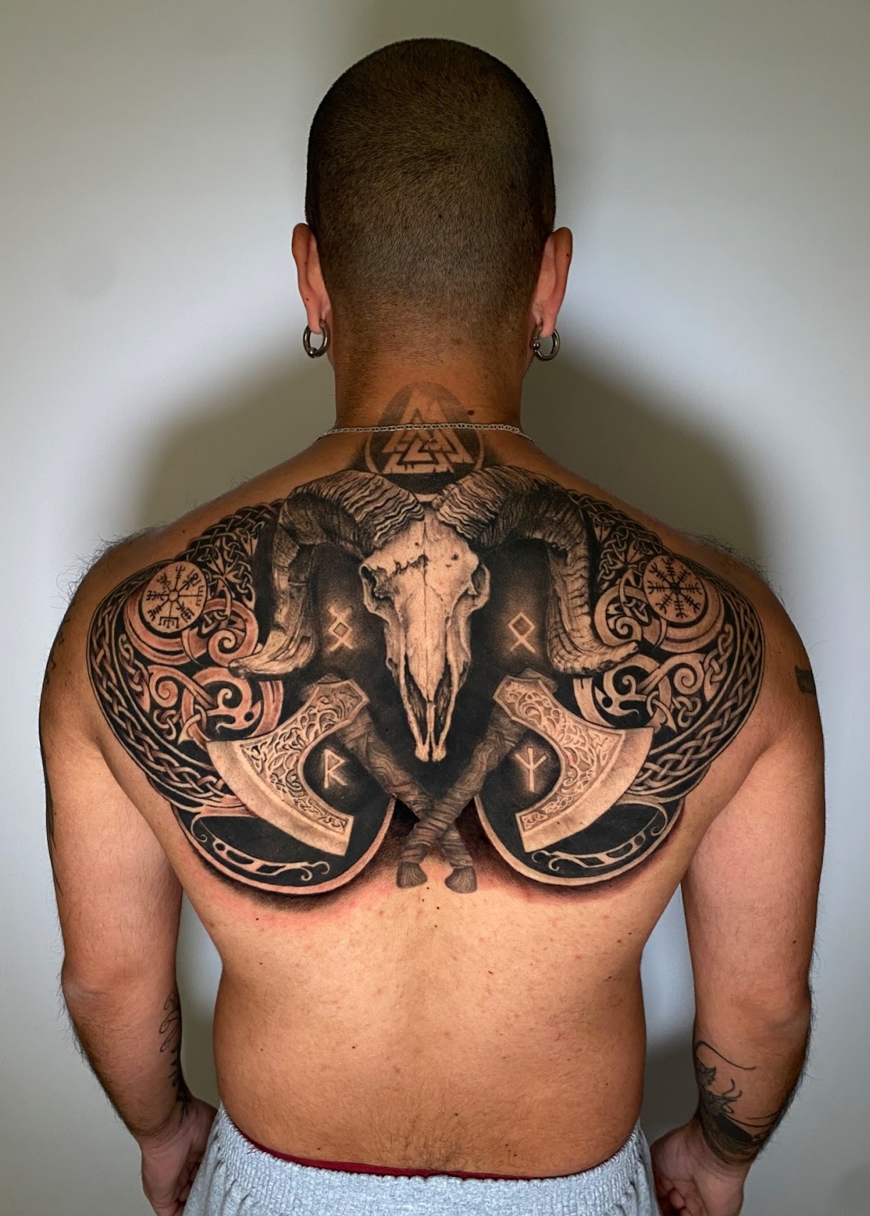 Cráneo carnero hachas vikingas espalda — CAOS Art Tattoo