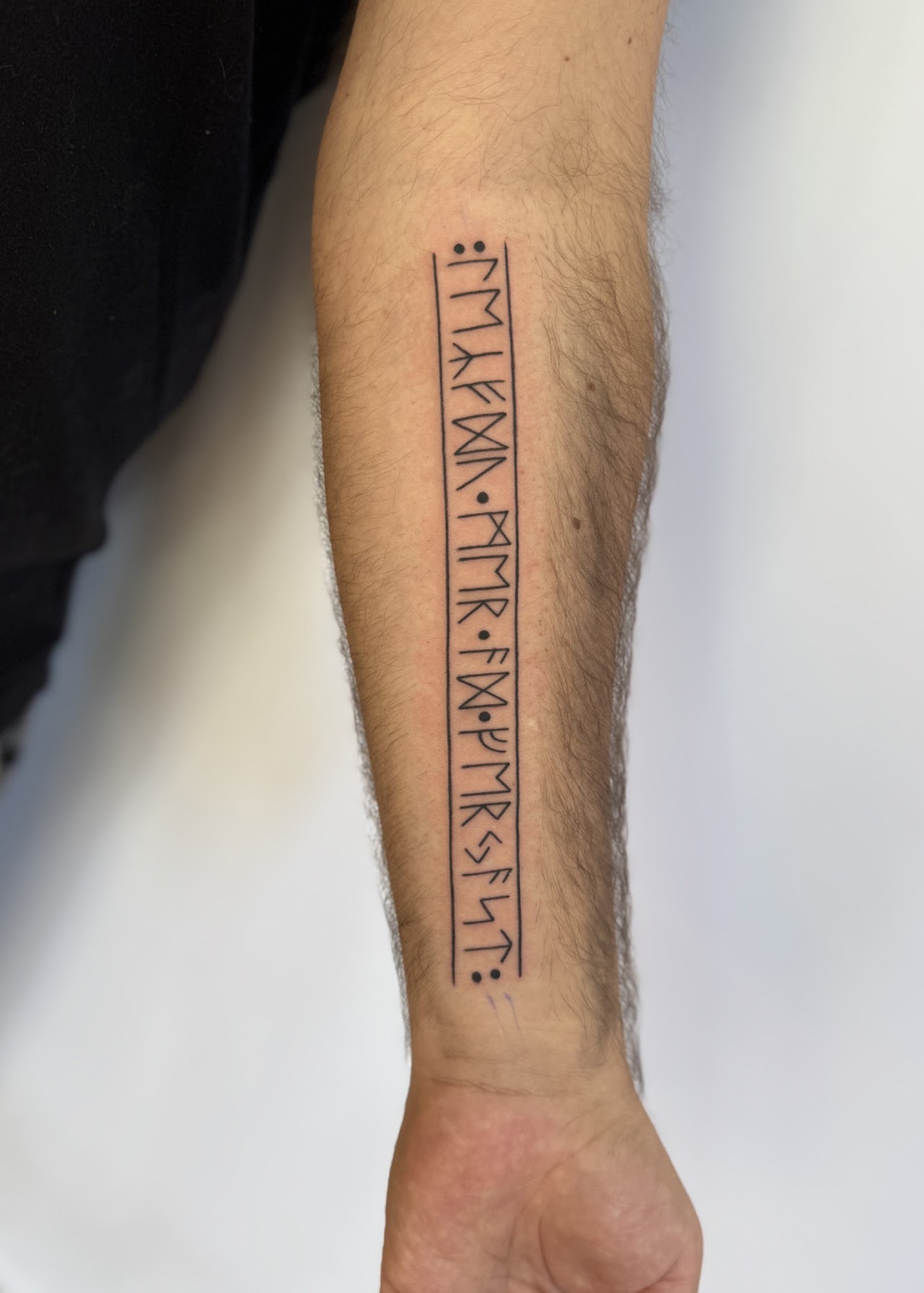 Inscripción rúnica — CAOS Art Tattoo