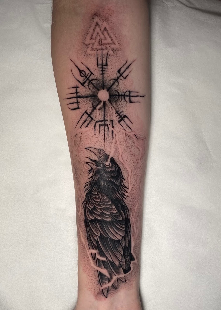Vegvísir cuervo valknut blackwork — CAOS Art Tattoo