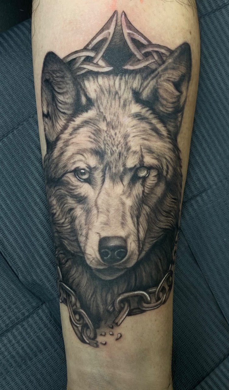 Fenrir corona celta cadena — CAOS Art Tattoo
