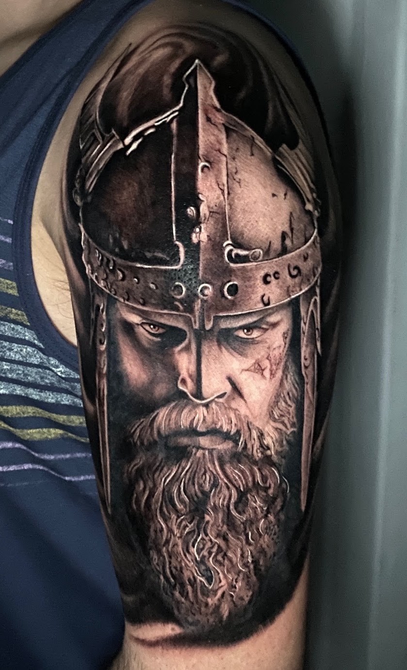 Guerrero vikingo retrato realista — CAOS Art Tattoo